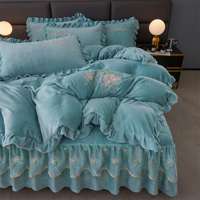 91家纺网 家纺一手货源 找家纺 恒爱家纺 2023新款牡丹花开床裙款牛奶绒四件套 浅灰兰