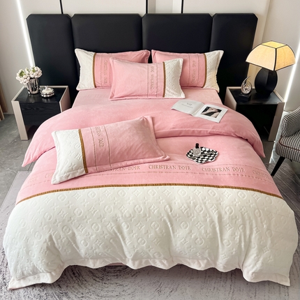 91家纺网 家纺一手货源 找家纺 芯贝儿 2024新款轻奢简约绣花加厚牛奶绒保暖四件套路易--粉玉