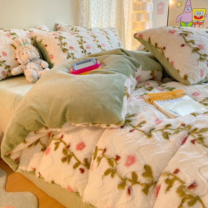 91家纺网 家纺一手货源 找家纺 安哆啦家纺 2024新款加厚9斤印花獭兔毛绒兔兔绒剪花刷花牛奶绒四件套 藤蔓花朵