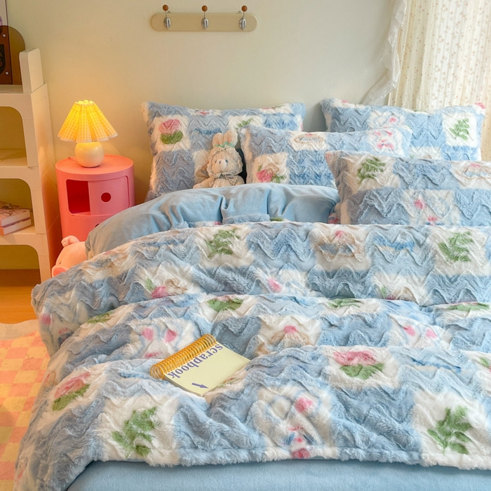 91家纺网 家纺一手货源 找家纺 安哆啦家纺 2024新款加厚9斤印花獭兔毛绒兔兔绒剪花刷花牛奶绒四件套 花园兔兔