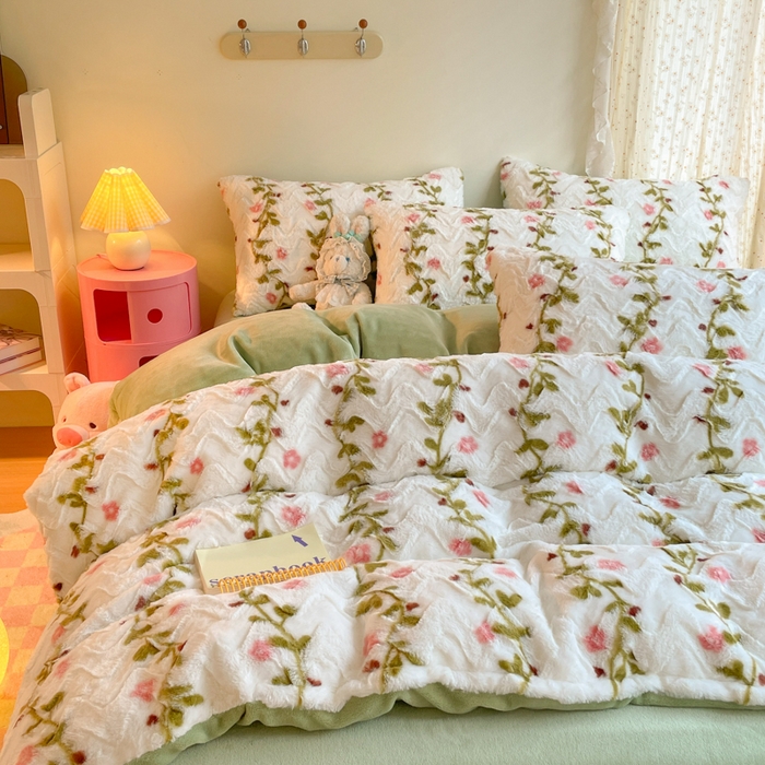 91家纺网 家纺一手货源 找家纺 安哆啦家纺 2024新款加厚9斤印花獭兔毛绒兔兔绒剪花刷花牛奶绒四件套 藤蔓花朵