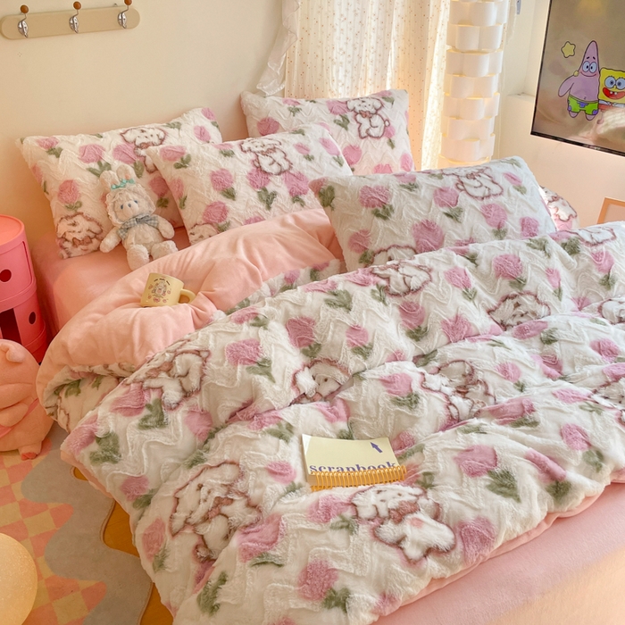 91家纺网 家纺一手货源 找家纺 安哆啦家纺 2024新款加厚9斤印花獭兔毛绒兔兔绒剪花刷花牛奶绒四件套 花朵小狗