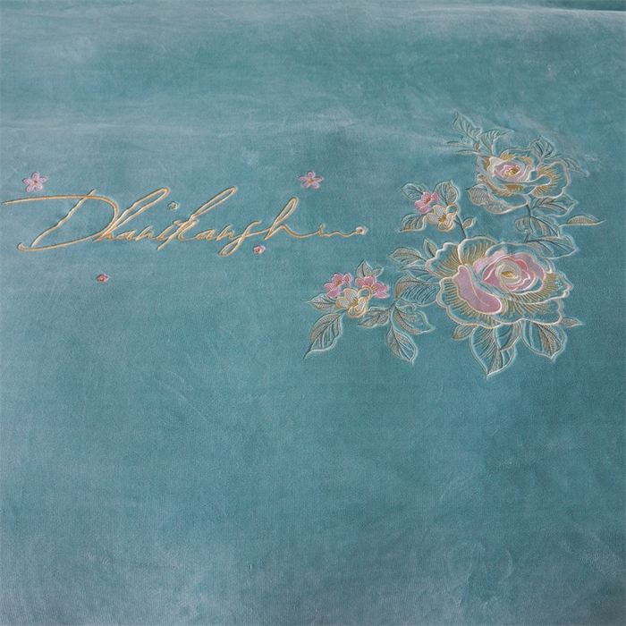 91家纺网 家纺一手货源 找家纺 恒爱家纺 2023新款牡丹花开床裙款牛奶绒四件套 浅灰兰