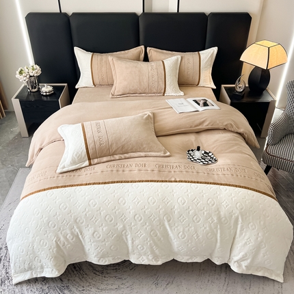 91家纺网 家纺一手货源 找家纺 芯贝儿 2024新款轻奢简约绣花加厚牛奶绒保暖四件套路易--卡其