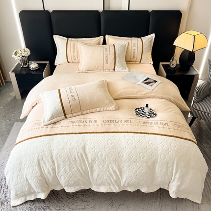 91家纺网 家纺一手货源 找家纺 芯贝儿 2024新款轻奢简约绣花加厚牛奶绒保暖四件套路易--奶白