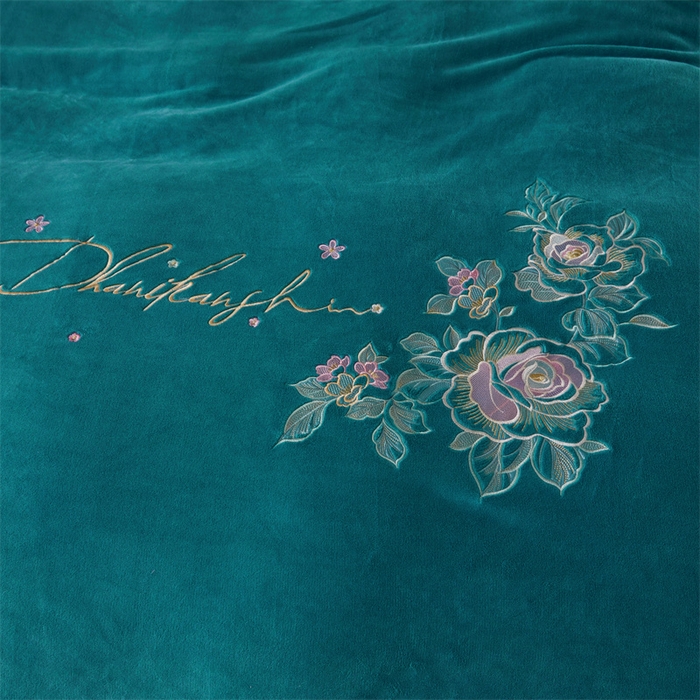 91家纺网 家纺一手货源 找家纺 恒爱家纺 2023新款牡丹花开床裙款牛奶绒四件套 宾利蓝