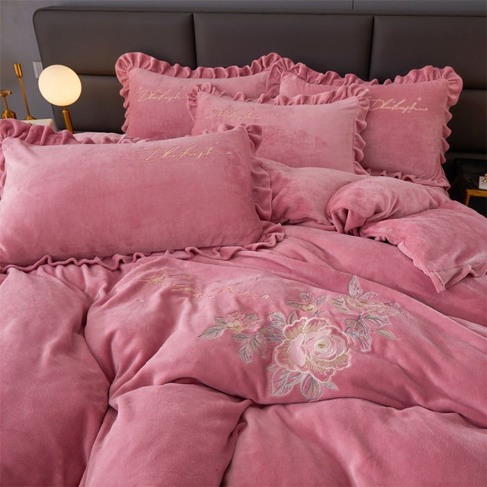 91家纺网 家纺一手货源 找家纺 恒爱家纺 2023新款牡丹花开床裙款牛奶绒四件套 豆沙