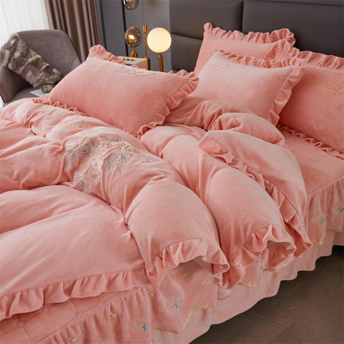 91家纺网 家纺一手货源 找家纺 恒爱家纺 2023新款牡丹花开床裙款牛奶绒四件套 玉色