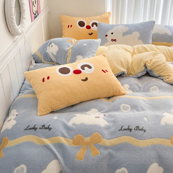 91家纺网 家纺一手货源 找家纺 顾里家纺 2023新款ins韩风∙立体牛奶雪花绒系列四件套 丝带小兔蓝