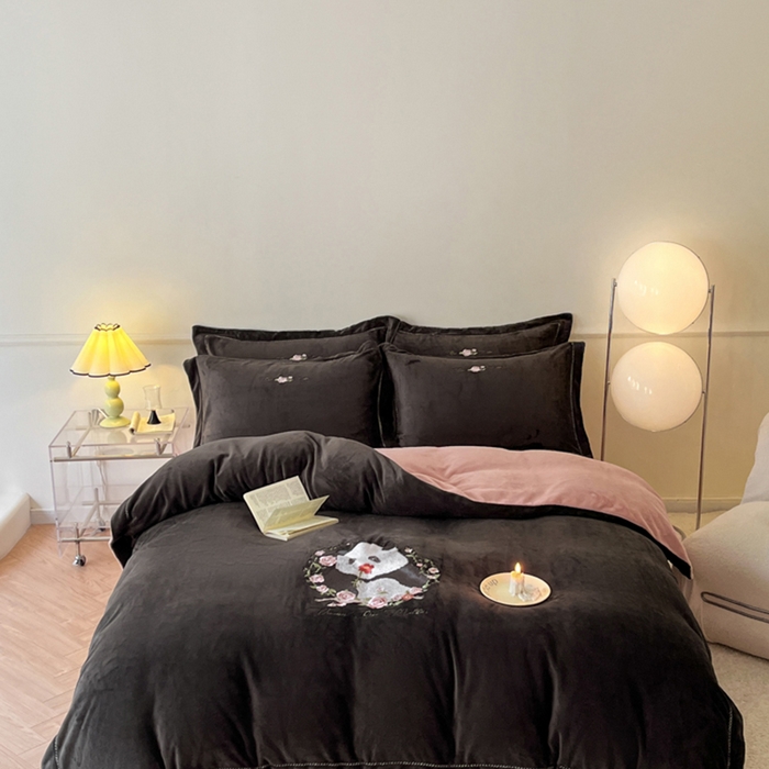 91家纺网 家纺一手货源 找家纺 秀色家纺 2025新款专版ins风熊猫花花双面牛奶绒四件套加厚加绒冬季 熊猫花花-夜空黑粉