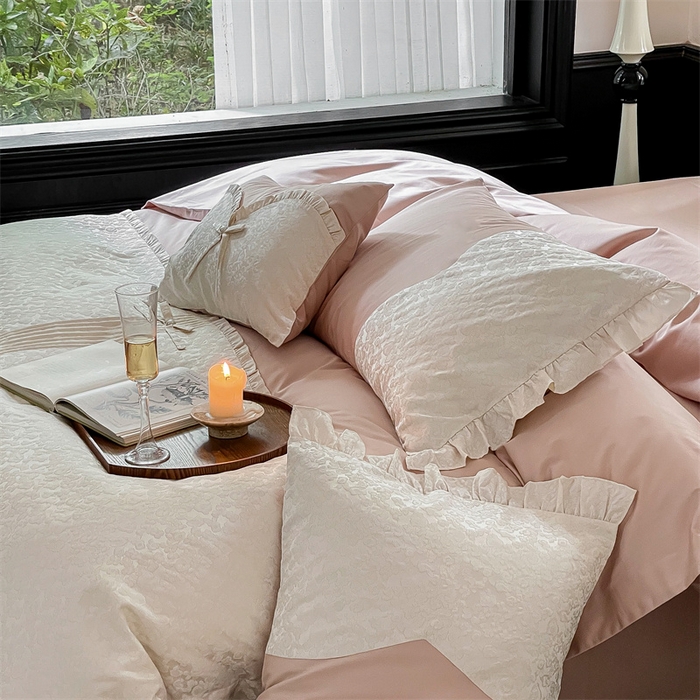 91家纺网 家纺一手货源 找家纺 优然居家纺 2023秋冬新品澳棉拼接刺绣工艺四件套-妮可 妮可-粉