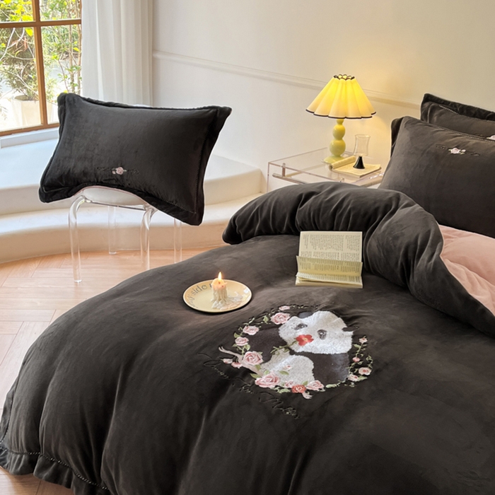 91家纺网 家纺一手货源 找家纺 秀色家纺 2025新款专版ins风熊猫花花双面牛奶绒四件套加厚加绒冬季 熊猫花花-夜空黑粉