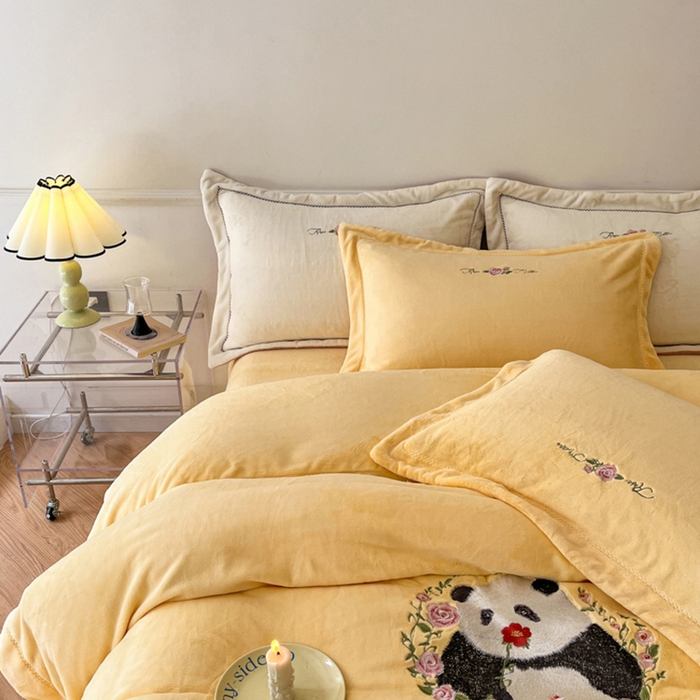 91家纺网 家纺一手货源 找家纺 秀色家纺 2025新款专版ins风熊猫花花双面牛奶绒四件套加厚加绒冬季 熊猫花花-雏菊黄
