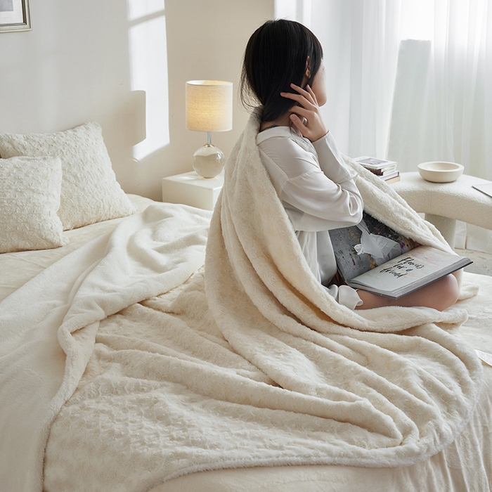 91家纺网 家纺一手货源 找家纺 秀色 2025新款A类冬季600g双面加厚保暖兔毛毯子午睡空调毯沙发毯盖毯-朵拉 朵拉－奶油白