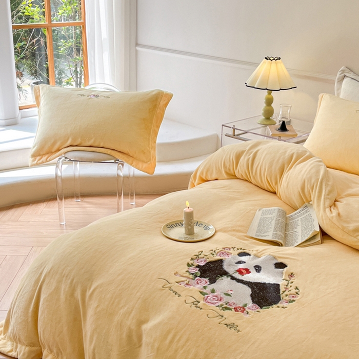 91家纺网 家纺一手货源 找家纺 秀色家纺 2025新款专版ins风熊猫花花双面牛奶绒四件套加厚加绒冬季 熊猫花花-雏菊黄