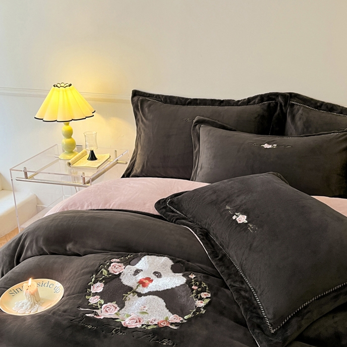 91家纺网 家纺一手货源 找家纺 秀色家纺 2025新款专版ins风熊猫花花双面牛奶绒四件套加厚加绒冬季 熊猫花花-夜空黑粉