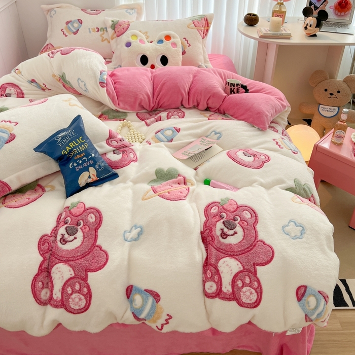 91家纺网 家纺一手货源 找家纺 顾里家纺 2023新款ins韩风∙立体牛奶雪花绒系列四件套 草莓小熊