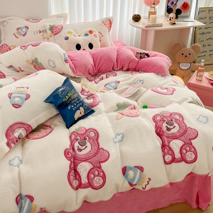 91家纺网 家纺一手货源 找家纺 顾里家纺 2023新款ins韩风∙立体牛奶雪花绒系列四件套 草莓小熊