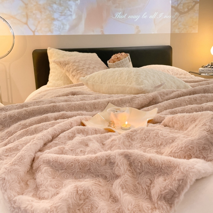 91家纺网 家纺一手货源 找家纺 秀色 2025新款A类冬季600g双面加厚保暖兔毛毯子午睡空调毯沙发毯盖毯-朵拉 朵拉-杏花粉