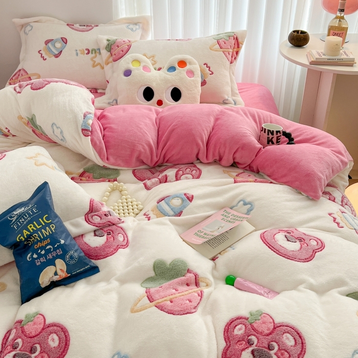 91家纺网 家纺一手货源 找家纺 顾里家纺 2023新款ins韩风∙立体牛奶雪花绒系列四件套 草莓小熊