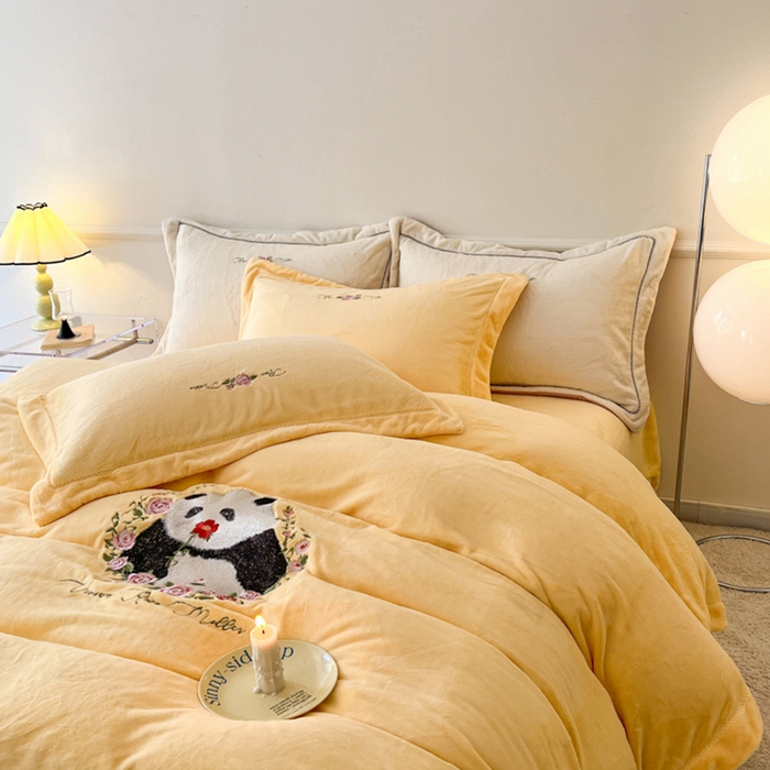 91家纺网 家纺一手货源 找家纺 秀色家纺 2025新款专版ins风熊猫花花双面牛奶绒四件套加厚加绒冬季 熊猫花花-雏菊黄