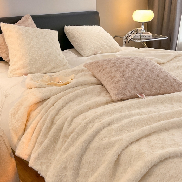 91家纺网 家纺一手货源 找家纺 秀色 2025新款A类冬季600g双面加厚保暖兔毛毯子午睡空调毯沙发毯盖毯-朵拉 朵拉-奶油白