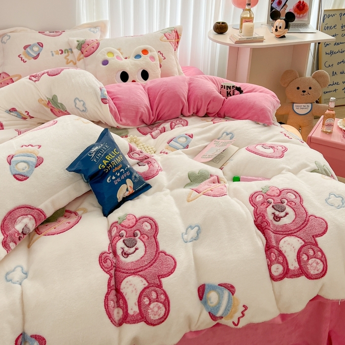 91家纺网 家纺一手货源 找家纺 顾里家纺 2023新款ins韩风∙立体牛奶雪花绒系列四件套 草莓小熊