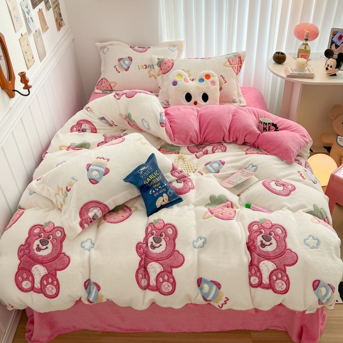 91家纺网 家纺一手货源 找家纺 顾里家纺 2023新款ins韩风∙立体牛奶雪花绒系列四件套 草莓小熊