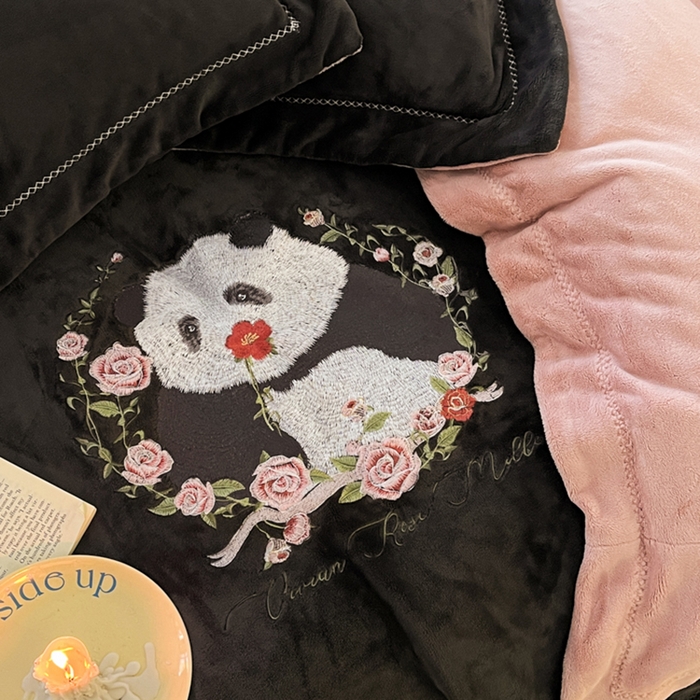 91家纺网 家纺一手货源 找家纺 秀色家纺 2025新款专版ins风熊猫花花双面牛奶绒四件套加厚加绒冬季 熊猫花花-夜空黑粉