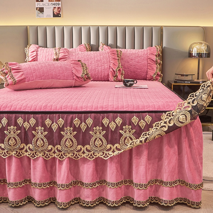 91家纺网 家纺一手货源 找家纺 虹星家纺 2023新款牛奶绒夹棉蕾丝可拆卸床裙系列单床裙 梦幻巴黎 胭脂