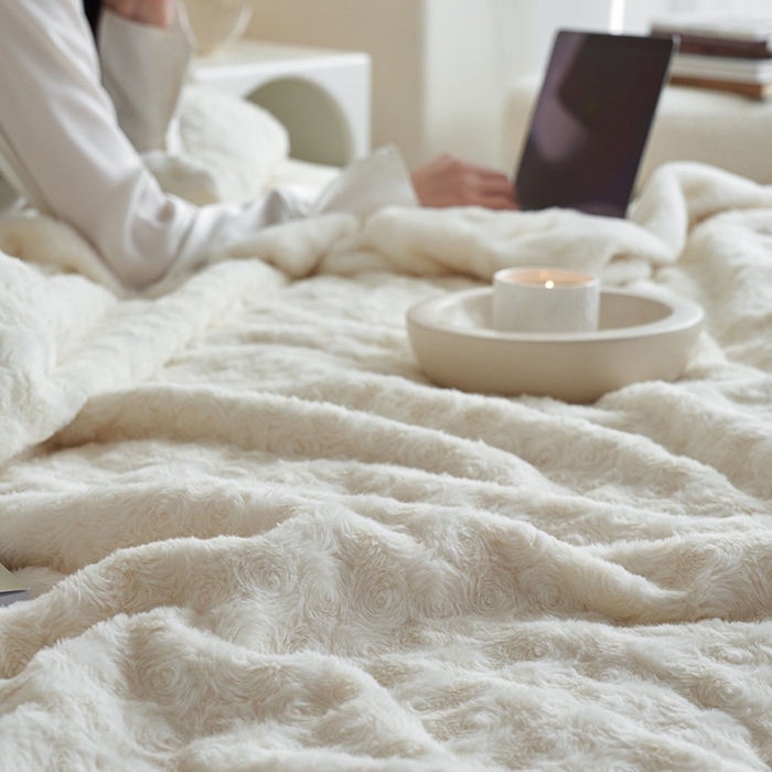 91家纺网 家纺一手货源 找家纺 秀色 2025新款A类冬季600g双面加厚保暖兔毛毯子午睡空调毯沙发毯盖毯-朵拉 朵拉－奶油白