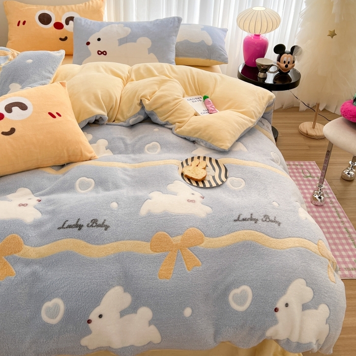 91家纺网 家纺一手货源 找家纺 顾里家纺 2023新款ins韩风∙立体牛奶雪花绒系列四件套 丝带小兔蓝