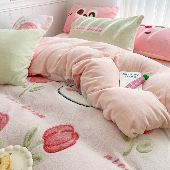 91家纺网 家纺一手货源 找家纺 顾里家纺 2023新款ins韩风∙立体牛奶雪花绒系列四件套 花花兔兔