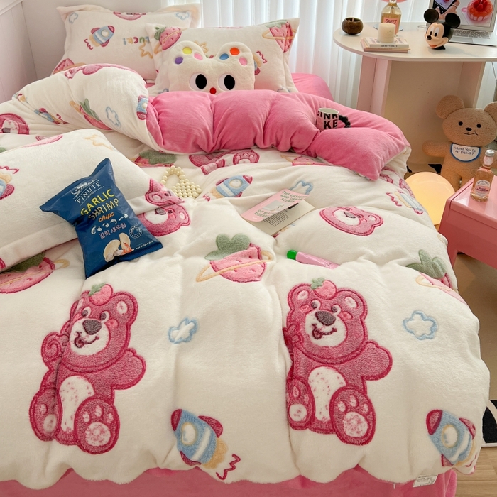 91家纺网 家纺一手货源 找家纺 顾里家纺 2023新款ins韩风∙立体牛奶雪花绒系列四件套 草莓小熊