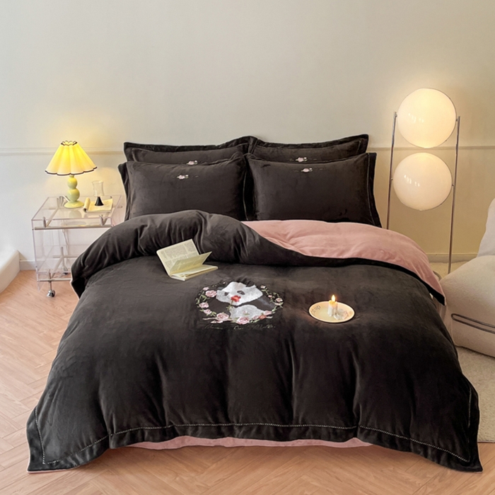 91家纺网 家纺一手货源 找家纺 秀色家纺 2025新款专版ins风熊猫花花双面牛奶绒四件套加厚加绒冬季 熊猫花花-夜空黑粉