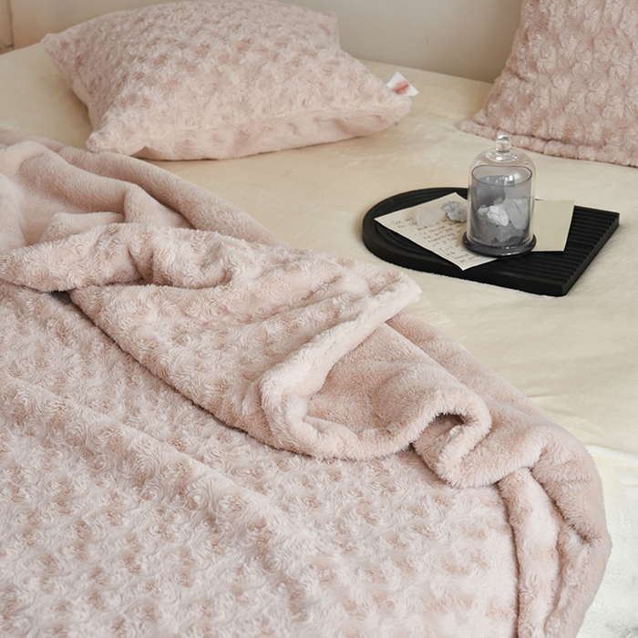 91家纺网 家纺一手货源 找家纺 （总）秀色 2025新款A类冬季600g双面加厚保暖兔毛毯子午睡空调毯沙发毯盖毯-朵拉
