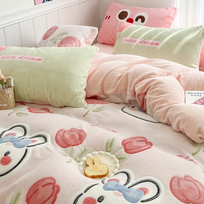 91家纺网 家纺一手货源 找家纺 顾里家纺 2023新款ins韩风∙立体牛奶雪花绒系列四件套 花花兔兔