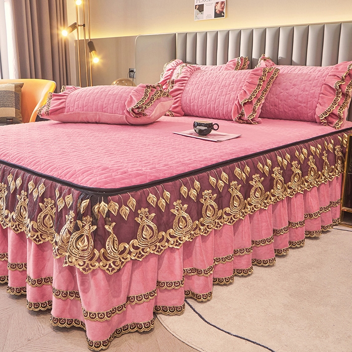 91家纺网 家纺一手货源 找家纺 虹星家纺 2023新款牛奶绒夹棉蕾丝可拆卸床裙系列单床裙 梦幻巴黎 胭脂