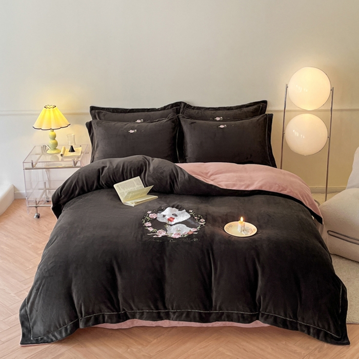 91家纺网 家纺一手货源 找家纺 秀色家纺 2025新款专版ins风熊猫花花双面牛奶绒四件套加厚加绒冬季 熊猫花花-夜空黑粉