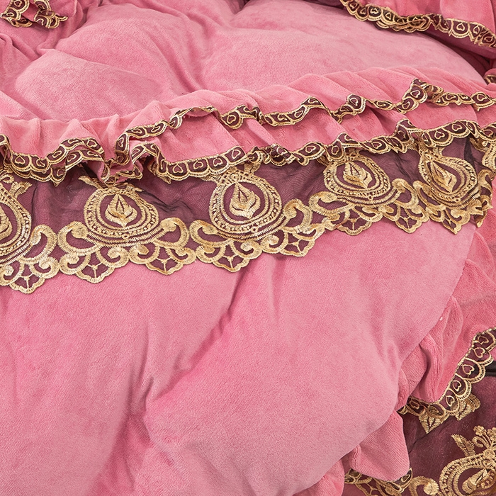 91家纺网 家纺一手货源 找家纺 虹星家纺 2023新款牛奶绒夹棉蕾丝可拆卸床裙系列四件套 梦幻巴黎 胭脂