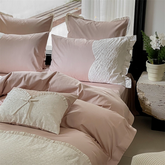 91家纺网 家纺一手货源 找家纺 优然居家纺 2023秋冬新品澳棉拼接刺绣工艺四件套-妮可 妮可-粉