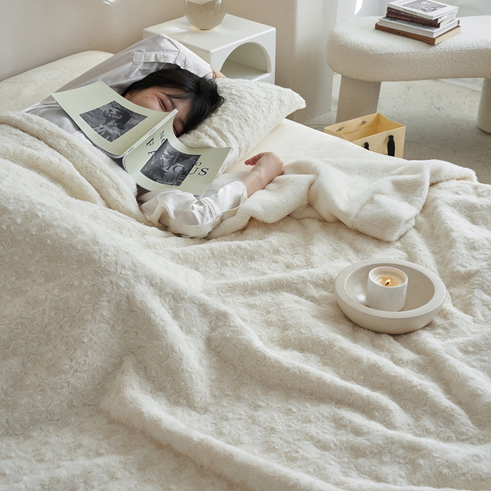 91家纺网 家纺一手货源 找家纺 秀色 2025新款A类冬季600g双面加厚保暖兔毛毯子午睡空调毯沙发毯盖毯-朵拉 朵拉－奶油白