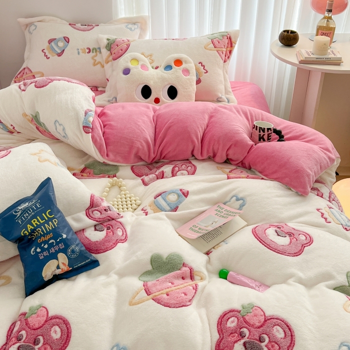 91家纺网 家纺一手货源 找家纺 顾里家纺 2023新款ins韩风∙立体牛奶雪花绒系列四件套 草莓小熊