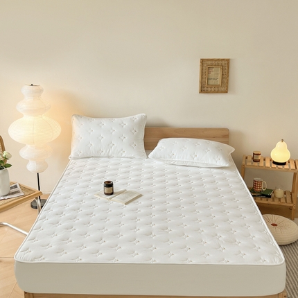 91家纺网 家纺一手货源 找家纺 尊康家纺（原磊科） 2024新款全棉色织大豆夹棉床笠防水床笠-浓情蜜意 白色