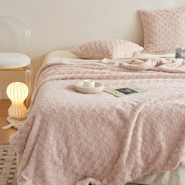91家纺网 家纺一手货源 找家纺 秀色 2025新款A类冬季600g双面加厚保暖兔毛毯子午睡空调毯沙发毯盖毯-朵拉 朵拉－杏花粉