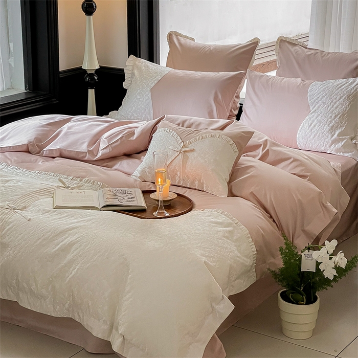 91家纺网 家纺一手货源 找家纺 优然居家纺 2023秋冬新品澳棉拼接刺绣工艺四件套-妮可 妮可-粉