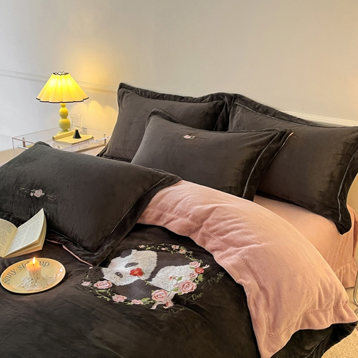 91家纺网 家纺一手货源 找家纺 秀色家纺 2025新款专版ins风熊猫花花双面牛奶绒四件套加厚加绒冬季 熊猫花花-夜空黑粉