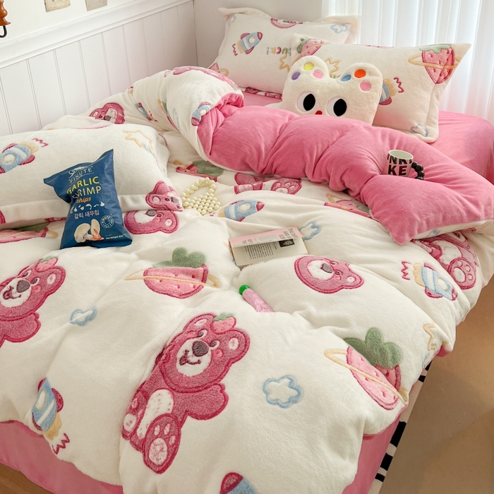 91家纺网 家纺一手货源 找家纺 顾里家纺 2023新款ins韩风∙立体牛奶雪花绒系列四件套 草莓小熊