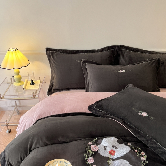 91家纺网 家纺一手货源 找家纺 秀色家纺 2025新款专版ins风熊猫花花双面牛奶绒四件套加厚加绒冬季 熊猫花花-夜空黑粉