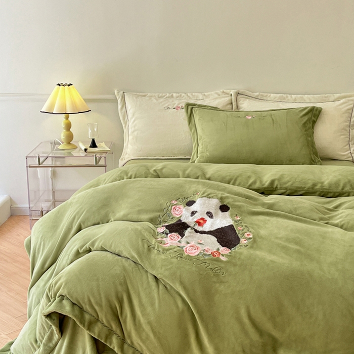 91家纺网 家纺一手货源 找家纺 秀色家纺 2025新款专版ins风熊猫花花双面牛奶绒四件套加厚加绒冬季 熊猫花花-抹茶绿